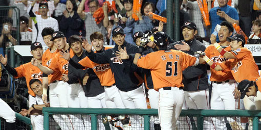 한화 김경언이 17일 대전 넥센전에서 5-6으로 뒤진 9회말 동점 솔로홈런을 친 뒤 덕아웃에서 동료들의 환영을 받고 있다. 이날 경기는 여러 가지를 생각하게 만드는 극적인 승부였다. 사진제공|한화 이글스