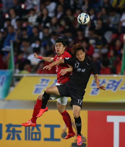 시민구단 성남FC가 기적을 연출했다. 20일 탄천종합운동장에서 열린 2015 AFC 챔피언스리그 16강 홈 1차전에서 아시아클럽무대의 ‘극강’ 광저우 에버그란데(중국)를 2-1로 누르고 8강 진출 전망을 한층 밝혔다. 성남 박태민(오른쪽)이 상대와 공중볼을 다투고 있다. 사진제공｜한국프로축구연맹