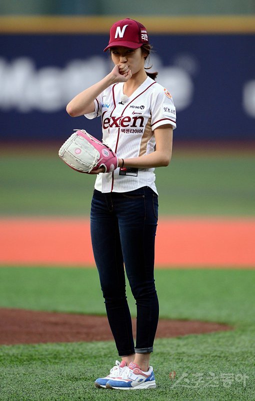 ‘프로야구 중계’ 공승연 시구