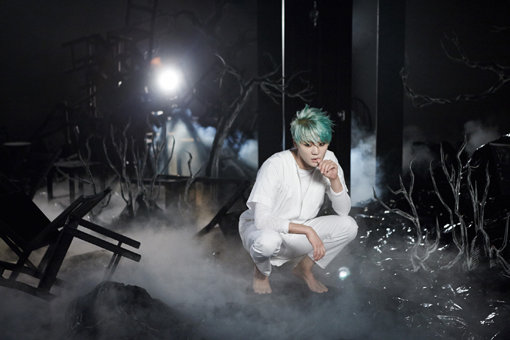 뮤지컬 ‘데스노트’ 포스터 촬영 컷의 김준수. 사진제공｜씨제스엔터테인먼트