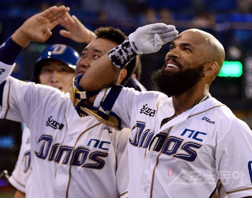 NC 에릭 테임즈(오른쪽)가 26일 마산 두산전에서 3연타석 홈런을 포함해 8타점으로 폭발했다. 테임즈가 2회 그랜드슬램을 작렬한 뒤 포수 김태군과 함께 팬들을 향해 경례 세리머니를 펼치고 있다. 마산｜김민성 기자 marinboy@donga.com