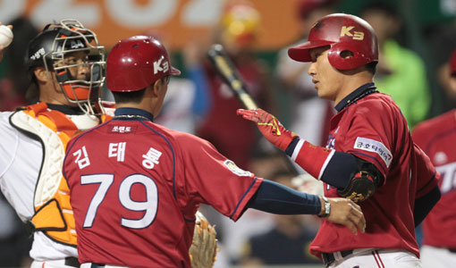 KIA 김주찬(오른쪽)이 26일 대전 한화전 6회초 쐐기 좌월3점홈런을 터트린 뒤 홈 플레이트를 밟고 있다. 사진제공｜스포츠코리아