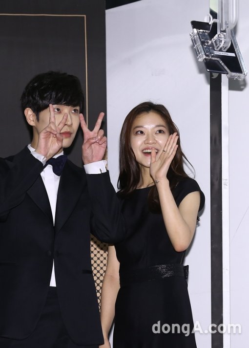 이준-고아성 ‘풍문커플의 1% 깜찍포즈~’