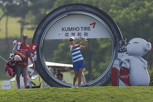 2013년부터 프로골퍼 후원과 KLPGA투어 금호타이어 여자오픈을 통해 금호타이어가 전개하고 있는 골프마케팅이 다양한 결실을 맺고 있다. 특히 선수들의 성적에 따라 효과가 결정되는 프로골퍼 후원마케팅은 ‘A+’라는 평가다. 2014 금호타이어 여자오픈에서 티샷 하고 있는 김효주. 사진제공|금호타이어