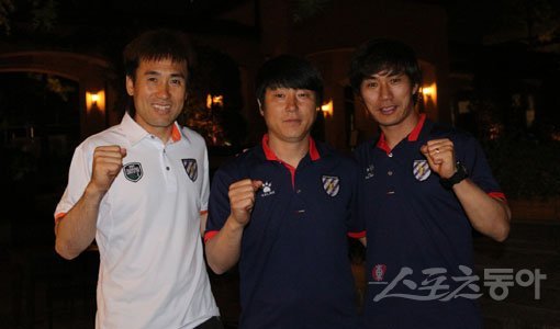 전남에서 한솥밥을 먹는 1970년생 동갑내기 김병지 골키퍼(왼쪽), 노상래 감독(가운데), 김태영 코치는 각기 직책이 다르지만 ‘서로 불편할 수 있다’는 편견을 깨고 팀의 재도약을 위해 의기투합하고 있다. 남장현 기자