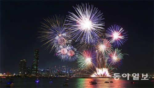 부산항대교 불꽃축제/동아일보DB