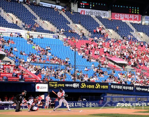 ‘메르스(중동호흡기증후군) 공포’ 때문에 야구장을 찾는 팬들의 발걸음도 뚝 끊겼다. 7일 SK-LG전이 열린 잠실구장 관중석도 평소보다 유난히 썰렁해 보인다. 잠실｜김종원 기자 won@donga.com