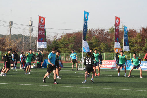 축구가 전국적으로 등록 동호인이 가장 많다는 것은 접근성이 용이하다는 의미다. 남녀노소 누구나 공만 있으면 즐길 수 있는 간편함이 인기요소 중 하나로, 여성들에게는 다이어트 효과도 만점이다. 사진제공｜국민생활체육회