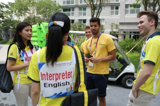 광주U대회 선수촌에서 통역 서비스를 하고 있는 외국어 기동 서비스반. 사진제공｜2015광주하계유니버시아드대회 조직위원회