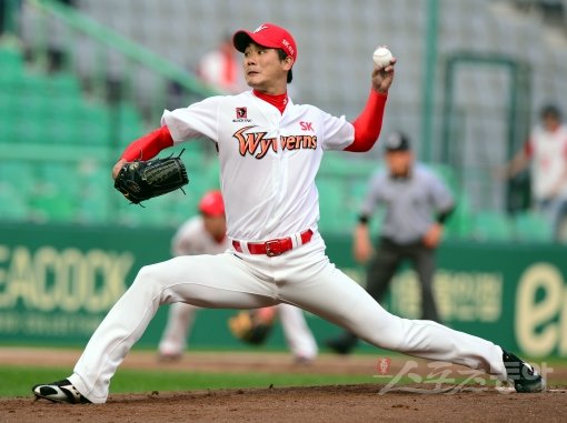 그야말로 ‘난세의 영웅’이다. SK 에이스 김광현이 주축 선수들의 줄부상으로 흔들리던 팀을 구했다. 2일 문학 kt전에 선발등판해
 7이닝 2실점으로 팀의 5-2 승리를 이끌었다. 문학 ｜ 김민성 기자 marineboy@donga.com