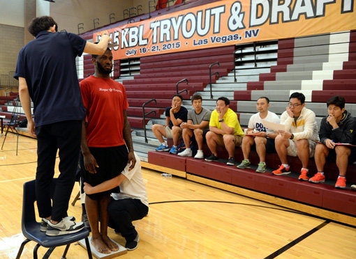 KBL이 19일(한국시간) 미국 라스베이거스의 한 고등학교에서 열린 2015∼2016시즌 외국인선수 드래프트에서 트라이아웃에 참가한 외국인선수의 키를 측정하고 있다. 라스베이거스(미 네바다주)|KBL사진공동취재단