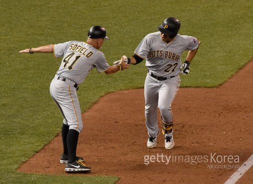 강정호가 9회 결승 솔로홈런을 때린 뒤 3루 코치의 축하를 받으며 홈으로 향하고 있다. 사진= ⓒGettyimages멀티비츠