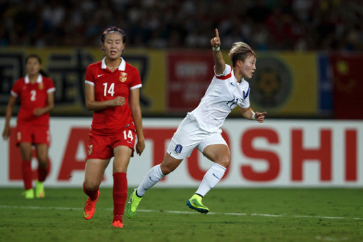 한국여자대표팀 정설빈(오른쪽)이 1일 중국 우한스포츠센터에서 열린 2015동아시안컵 중국과의 1차전에서 전반 27분 선제 결승골을 터뜨린 뒤 환호하고 있다. 사진제공｜대한축구협회