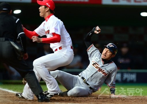 SK 김경언-한화 조인성(오른쪽). 스포츠동아DB