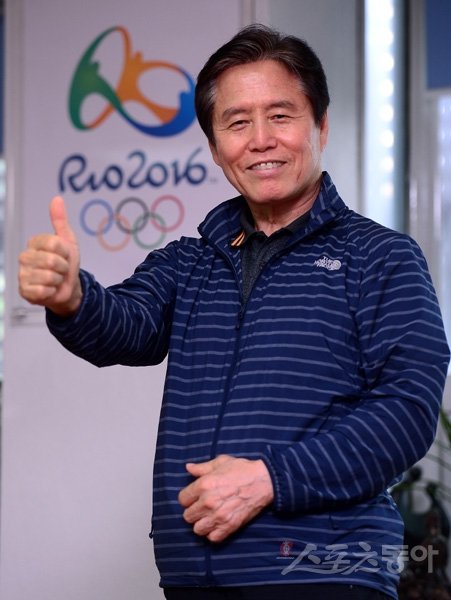 스포츠동아와의 인터뷰에서 엄지를 치켜세우며 올림픽 선전을 다짐하고 있는 최종삼 태릉선수촌장. 스포츠동아DB