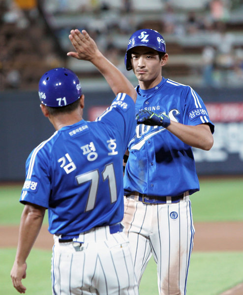 삼성 구자욱(오른쪽)이 5일 수원 kt위즈파크에서 열린 kt전 6회초 좌전안타를 때린 뒤 김평호 1루코치의 축하를 받고 있다. 구자욱은 이로써 23연속경기안타로 역대 1군 데뷔 첫 시즌 연속경기안타 신기록을 작성했다. 사진제공｜스포츠코리아