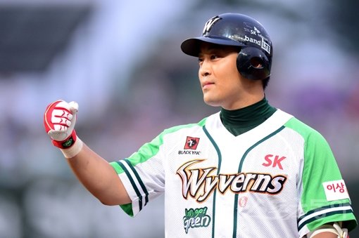 LG에서 SK로 유니폼을 갈아입은 정의윤은 4번타자로 중용되고 있다. LG에서 잠재력을 터뜨리지 못한 아쉬움은 남지만 새로운 시작으로 설레는 마음이 더 강하다. 스포츠동아DB