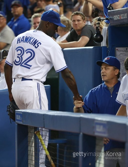 토론토 라트로이 호킨스(왼쪽)가 6일(한국시간) 미네소타전에서 9-7 승리를 지켜내며 메이저리그 30개 구단을 상대로 모두 세이브를 챙기는 대기록을 달성했다. 원래 마무리 투수가 아니지만 존 기본슨(오른쪽) 감독의 배려로 얻은 세이브다. 사진=ⓒGettyimages멀티비츠