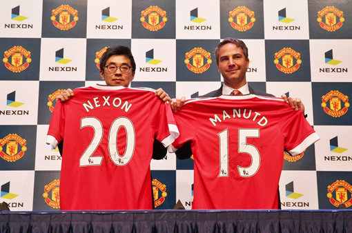 넥슨이 EPL 명문구단 맨체스터 유나이티드와 손잡고 관련 콘텐츠 독점 사용과 마케팅 활용 등에 나선다. 11일 서울 서초동 넥슨아레나에서 열린 조인식에 참석한 넥슨 박지원 대표(왼쪽)와 맨유 아시아 제이미 리글 지사장이 유니폼을 들고 있다. 사진제공｜넥슨