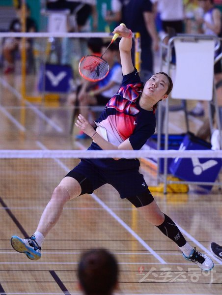 ‘이용대 올림픽제패기념 2015 화순 전국 초·중·고·대 학교대항 배드민턴선수권대회’가 13일부터 19일까지 전남 화순 하니움문화스포츠센터와 이용대체육관에서 열린다. 15일 여자대학부 단체전 결승에서 인천대 남민지가 스매싱 공격을 하고 있다. 인천대는 3-0 승리를 거두며 우승을 차지했다. 화순 | 김종원기자 won@donga.com