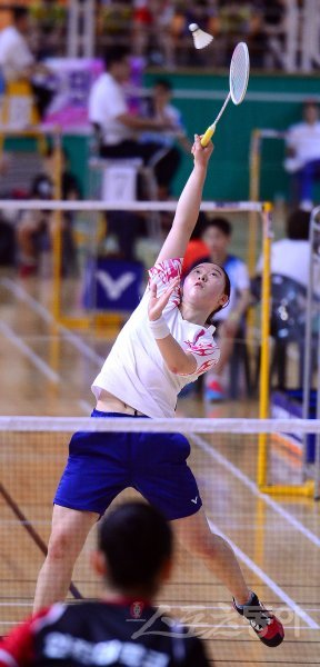 ‘이용대 올림픽제패기념 2015 화순 전국 초·중·고·대 학교대항 배드민턴선수권대회’가 13일부터 19일까지 전남 화순 하니움문화스포츠센터와 이용대체육관에서 열린다. 15일 여자대학부 단체전 결승에서 동양대A 임혜빈이 스매싱 공격을 하고 있다. 인천대는 3-0 승리를 거두며 우승을 차지했다. 화순 | 김종원기자 won@donga.com