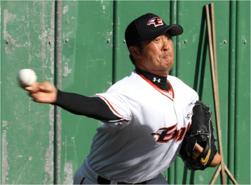 한화에서 방출된 베테랑 투수 임경완이 호주리그에서 선수생활을 이어간다. 구대성이 뛰고 있는 시드니 블루삭스에서 현역을 연장하면서 미래를 고민할 생각이다. 사진제공|한화이글스