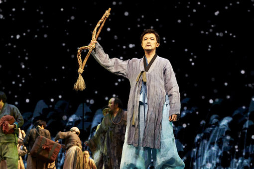 50억의 제작비를 쏟아 부은 아리랑은 조정래 작가의 방대한 원작소설을 3시간 남짓한 뮤지컬로 재탄생시킨 작품이다. 양반 출신의 독립운동가 송수익(안재욱 분)이 일제에 대한 투쟁을 다짐하고 있다. 사진제공|신시컴퍼니