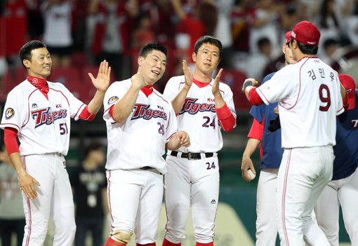 KIA가 19일 광주-기아 챔피언스필드에서 열린 SK전에서 2-0으로 이겨 7월 1일 광주 한화전 이후 처음으로 5할 승률 위로 올라섰다. NC에 덜미를 잡힌 한화를 따돌리고 5위 싸움에서 한발 앞서나가기 시작했다. 승리를 거둔 KIA 선수들이 밝게 웃고 있다. 선발 임준혁(아래 사진)은 5이닝 무실점으로 시즌 8승째를 거뒀다. 사진제공|스포츠코리아