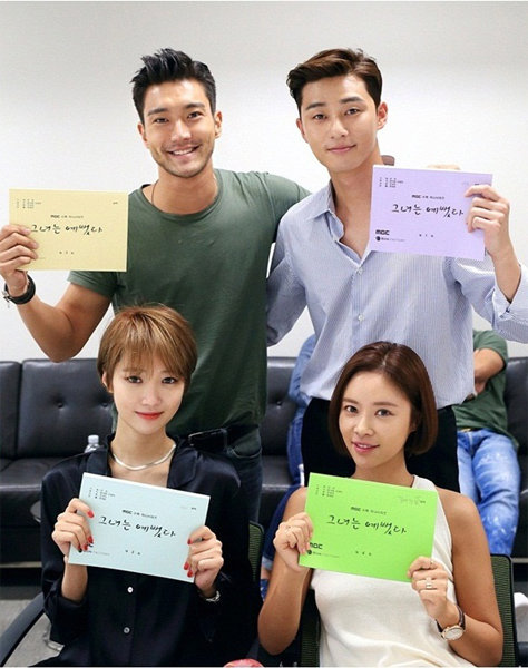 MBC 드라마 ‘그녀는 예뻤다’의 황정음(우측하단)과 출연진들. 사진제공|MBC