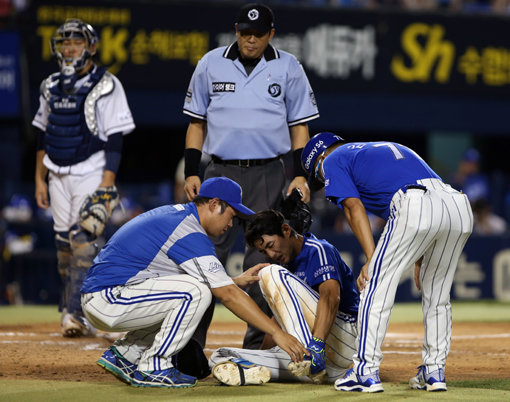 18일 오후 서울 잠실야구장에서 열린 ‘2015 타이어뱅크 KBO 리그 프로야구’ LG 트윈스와 KIA 타이거즈의 경기 6회초 1사 1,2루에서 삼성 구자욱이 몸에 맞는 볼을 당한 후 고통스러워 하고 있다. 사진제공|스포츠코리아