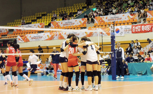 한국여자배구대표팀이 23일 일본 마쓰모토 시립체육관에서 열린 국제배구연맹(FIVB) 2015 월드컵 여자배구대회 1라운드 페루와의 B조 2차전에서 세트스코어 3-0으로 완승한 뒤 코트에 모여 기뻐하고 있다. 사진제공|대한배구협회