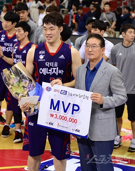 2015 KCC 프로-아마 최강전 최우수선수 이승현(왼쪽). 스포츠동아DB