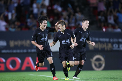 성남 김동희(가운데)가 22일 탄천종합운동장에서 열린 부산전 후반 21분 선제 결승골을 터트린 뒤 동료들과 함께 기뻐하고 있다. 성남은 최근 11경기 연속무패의 상승세를 이어갔다. 사진제공|성남FC