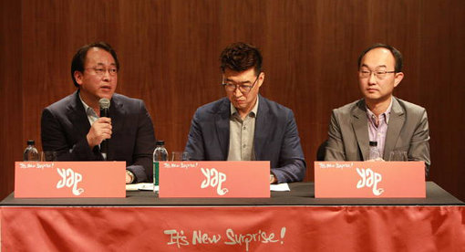 26일 서울 종로 나인트리컨벤션에서 열린 기자간담회에서 얍컴퍼니 조민수 부사장(가운데)이 위치기반 정보를 기반으로 포인트 적립 등 다양한 서비스를 제공하는 커머스 플랫폼 ‘얍’을 소개하고 있다.