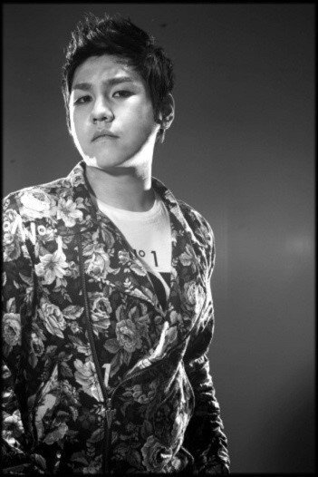 병역기피 가수 김우