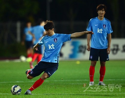 9월 3일 라오스를 상대로 2018 러시아 월드컵 2차 예선 2차전을 갖는 한국 축구대표팀이 1일 화성종합경기타운에서 소집 훈련을 가졌다. 기성용이 패스 훈련을 하고 있다. 화성｜김진환 기자 kwangshin00@donga.com