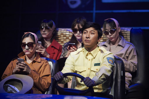 연극 택시드리벌에서 네 명의 성형여인이 등장하는 장면. 승객들이 스마트폰으로 자신을 흉보는 줄도 모르고 운전에 열중하고 있는 덕배(박건형 분)의 순진함이 폭소를 터뜨리게 만든다. 사진제공|아시아브릿지컨텐츠