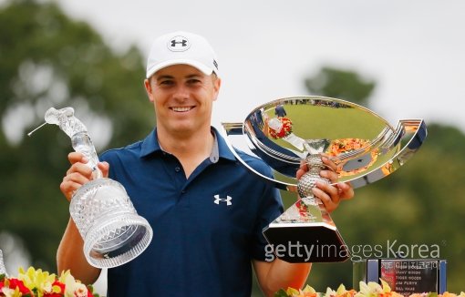 조던 스피스가 28일(한국시간) 끝난 PGA투어 2014∼2015시즌 최종전 투어챔피언십에서 5승째를 따내며 대미를 장식했다. 스피스는 우승상금 148만5000달러와 함께 페덱스컵 플레이오프 최종 우승자에게 주어지는 보너스 상금 1000만 달러까지 손에 넣었다. 스피스가 양 손에 투어챔피언십과 페덱스컵 우승트로피를 들고 활짝 웃고 있다. 사진=ⓒGettyimages멀티비츠