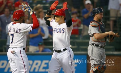 텍사스 추신수(오른쪽)가 30일(한국시간) 글로브 라이프 파크에서 열린 디트로이트와의 홈경기 1회말 무사 1루서 2-2로 균형을 이루는 우월2점홈런을 터트린 뒤 홈에서 선행주자 딜라이노 드실즈의 환영을 받고 있다. 사진=ⓒGettyimages멀티비츠