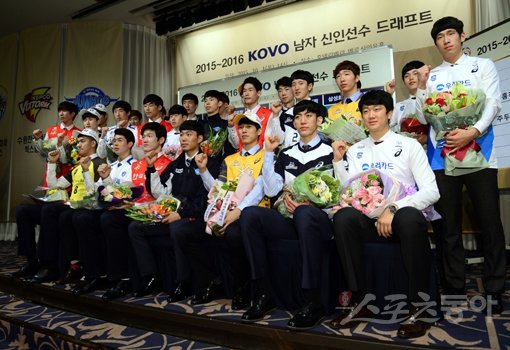 1일 서울 강남구 호텔리베라에서 열린 ‘2015~2016 KOVO 남자 신인선수 드래프트’에서 프로팀의 지명을 받은 선수들이 새 유니폼을 입고 기념촬영을 하고 있다. 기쁨과 긴장감이 교차된 표정을 짓는 선수들이 많았다. 김민성 기자 marineboy@donga.com