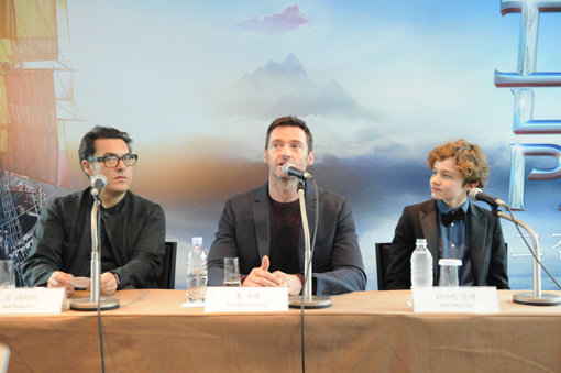 아이들의 동화 ‘피터팬’이 어른들을 위한 영화 ‘팬’으로 다시 태어났다. 연출자 조 라이트 감독과 휴 잭맨, 그리고 리바이 밀러(왼쪽부터)가 1일 오후 일본 도쿄에서 영화에 대해 설명하고 있다. 사진제공｜위너브러더스코리아