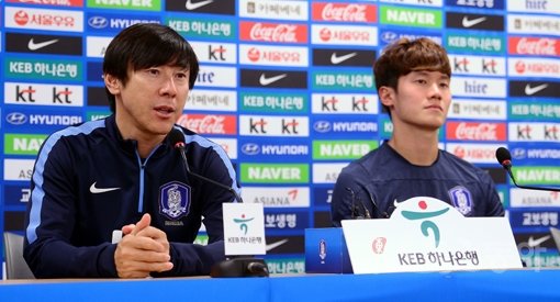 올림픽축구대표팀 신태용 감독(왼쪽)이 8일 화성종합경기타운에서 기자회견을 하고 있다. 한국올림픽대표팀은 9일과 12일 호주올림픽대표팀과 2차례 평가전을 치른다. 오른쪽은 주장 연제민. 화성|김종원 기자 won@donga.com