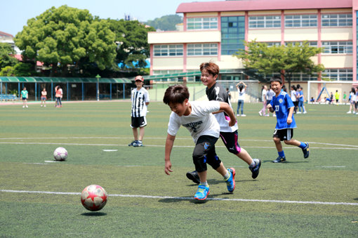 국민생활체육회가 스페인 프리메라리가 명문 축구단 레알마드리드와 함께 유·청소년 축구 꿈나무를 위한 축구 클리닉을 경남 거창·함양·산청군에서 개최한다. 사진제공｜국민생활체육회