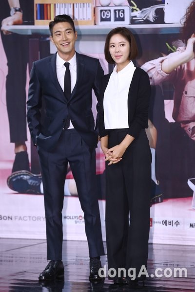 9월 ‘그녀는 예뻤다’ 제작발표회에서 다정하게 포즈를 위한 최시원, 황정음은 선남선녀가 아닌 ‘똘기자’와 ‘폭탄녀’로 팬들의 공감을 사고 있다. 동아닷컴DB