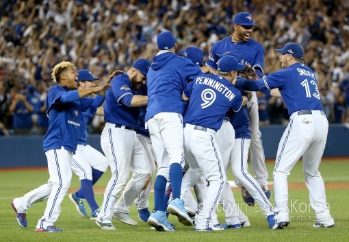올 시즌 아메리칸리그의 패권은 토론토와 캔자스시티의 대결로 압축됐다. 토론토 선수들이 15일(한국시간) 로저스 센터에서 열린 텍사스와의 ALDS 최종 5차전에서 6-3으로 이겨 리그 챔피언십시리즈 진출에 성공한 직후 얼싸안고 기뻐하고 있다. 사진=ⓒGettyimages멀티비츠