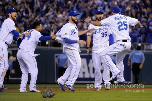 캔자스시티 선수들도 홈구장 코프먼 스타디움에서 벌어진 휴스턴과의 ALDS 5차전에서 7-2 승리가 확정된 순간 감격을 주체하지 못했다. 사진=ⓒGettyimages멀티비츠