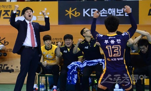 KB손해보험 강성형 감독(왼쪽 끝)이 18일 구미 박정희체육관에서 열린 우리카드와의 1라운드 홈경기 도중 공격 득점에 두 주먹을 불끈 쥐며 환호하고 있다. 강 감독은 이날 김요한의 35득점 활약에 힘입어 사령탑 데뷔 이후 리그 첫 승을 거뒀다. 구미｜김종원 기자 won@donga.com