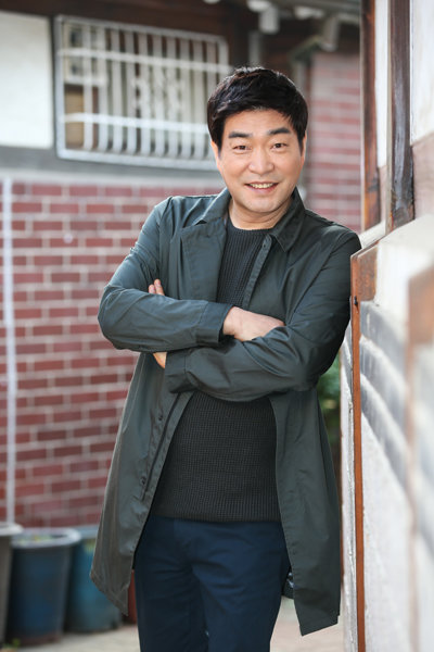 배우 손현주는 “극한의 상황을 뛰어넘는 인물을 향한 갈망이 크다”고 했다. 22일 개봉하는 영화 ‘더 폰’은 손현주의 마음이 발현된 작품이다. 사진제공｜호호호비치