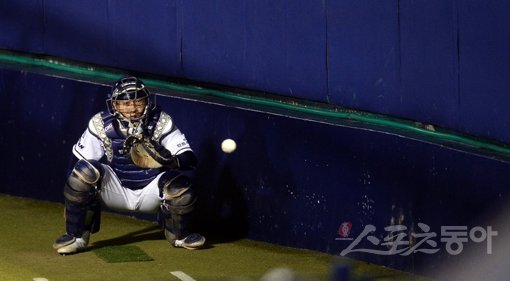 프리미어 12에 참가할 대표팀이 딱한 처지에 놓였다. 삼성 일부 투수의 해외원정도박 파문이 불거지면서 규정상 5명까지 허용된 최종 엔트리 교체 카드 중 최대 3장을 소진해야 할 수도 있기 때문이다. 포스트시즌과 대표팀 소집훈련 도중 부상자가 나오면 제약이 뒤따를 수 있다. 플레이오프 2차전에서 오른 발가락을 다친 두산 포수 양의지가 22일 잠실구장에서 NC와의 4차전을 앞두고 몸을 풀고 있다. 잠실|김종원 기자 won@donga.com