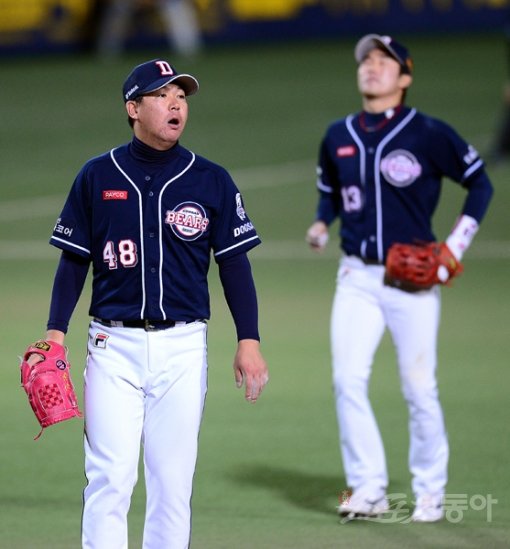 26일 대구 시민야구장에서 ‘2015 타이어뱅크 KBO 리그’ 한국시리즈 1차전 삼성라이온스와 두산베어스 경기가 열렸다. 7회말 2사 2,3루 이지영 투수 앞 땅볼 때 두산 이현승이 1루 송구 실책으로 역전을 허용한 후 놀라고 있다. 대구｜김종원기자 won@donga.com